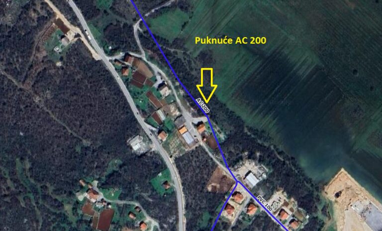 Puknuće glavne cijevi AC 200 u naselju M.Strana